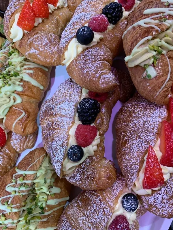 Croissant artigianali farciti con crema pasticcera, frutti di bosco e pistacchio