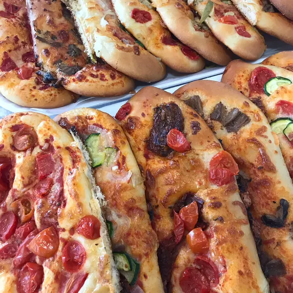 Focacce e pizza al taglio farcite con pomodorini, zucchine e verdure, sfornate ogni giorno