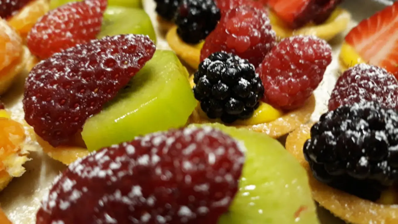 Crostata artigianale ai frutti di bosco appena decorata nel laboratorio della Pasticceria Martinazzo a Rodigo (Mantova)