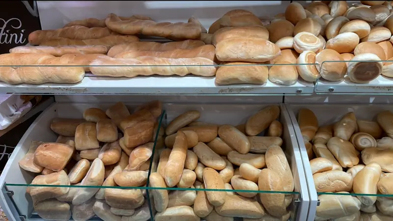 Banco della panetteria Martinazzo con filoni, ciabatte e pane mantovano sfornati la mattina stessa
