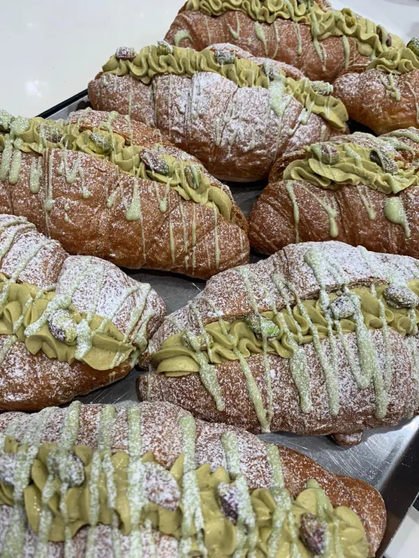 Vassoio di cannoncini sfogliati farciti con crema al pistacchio, produzione artigianale Martinazzo