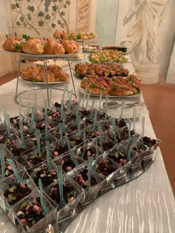 Buffet catering Martinazzo allestito in una villa: brioche salate, tramezzini, tartine e finger food monoporzione
