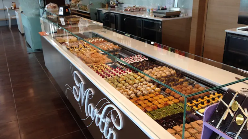 Interno del locale Martinazzo a Rodigo con il banco della pasticceria mignon dolce e salata